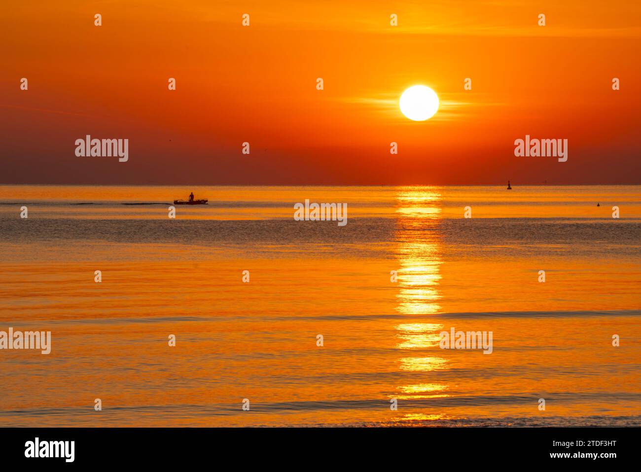 Blick auf den Sonnenaufgang im Meer vom Strand Rimini, Rimini, Emilia-Romagna, Italien, Europa Stockfoto