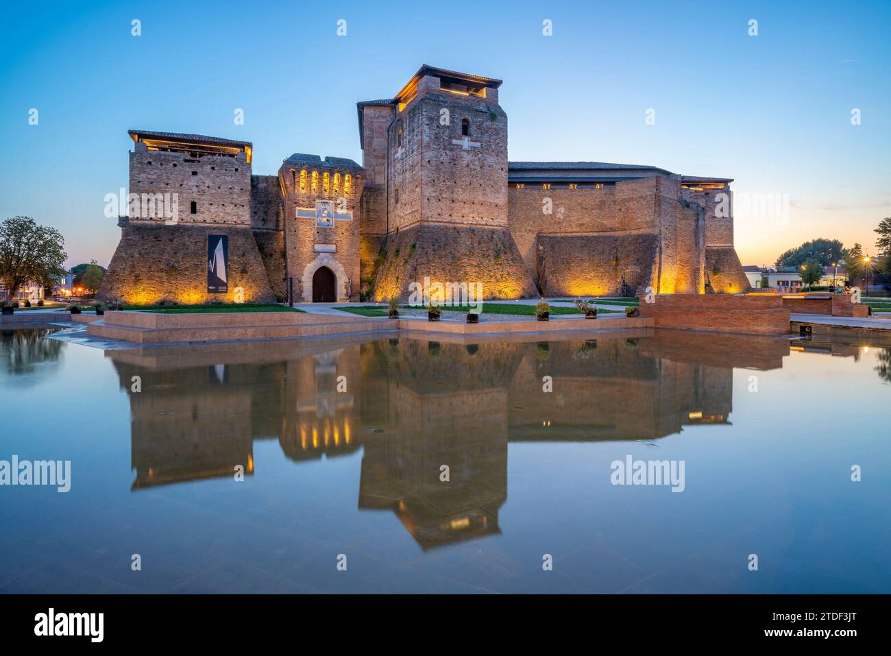 Blick auf das Castel Sismondo in einem dekorativen Wasserbecken in der Abenddämmerung, Rimini, Emilia-Romagna, Italien, Europa Stockfoto