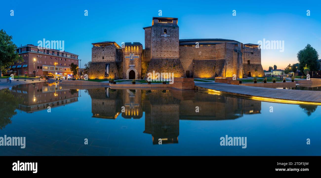 Blick auf das Castel Sismondo in Rimini in der Abenddämmerung, Rimini, Emilia-Romagna, Italien, Europa Stockfoto