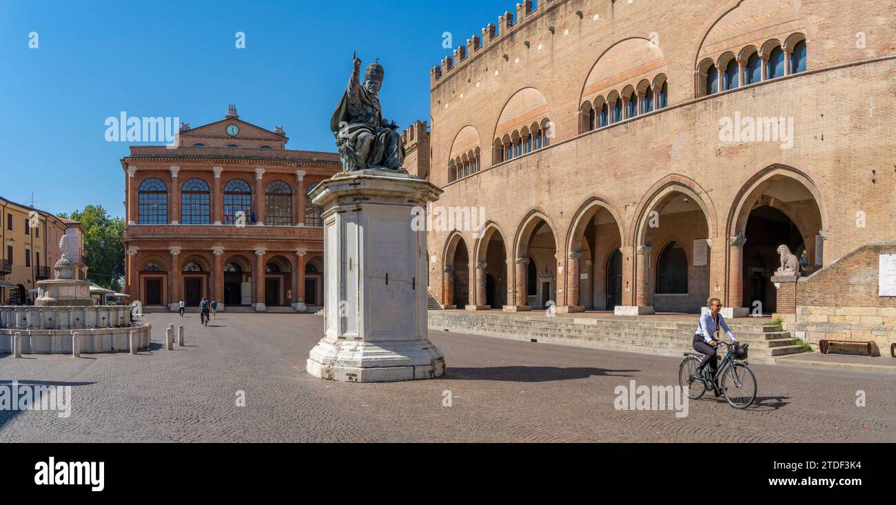 Blick auf Teatro Amintore Galli und Palazzo del Podesta auf der Piazza Cavour in Rimini, Rimini, Emilia-Romagna, Italien, Europa Stockfoto