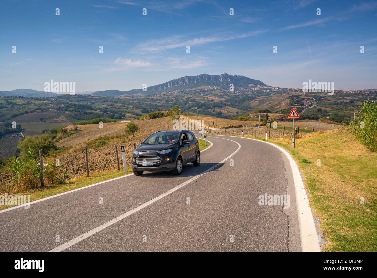 Blick auf die kurvenreiche Straße in der Nähe von Torraccia und San Marino im Hintergrund, San Marino, Italien, Europa Stockfoto