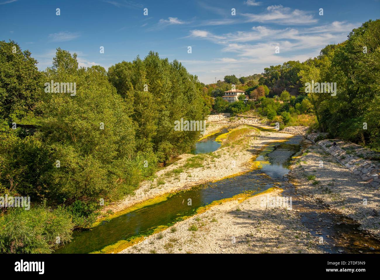 Blick auf den Fluss von Ponte Santa Maria Maddalena, Provinz San Rimini, Emilia-Romagna, Italien, Europa Stockfoto