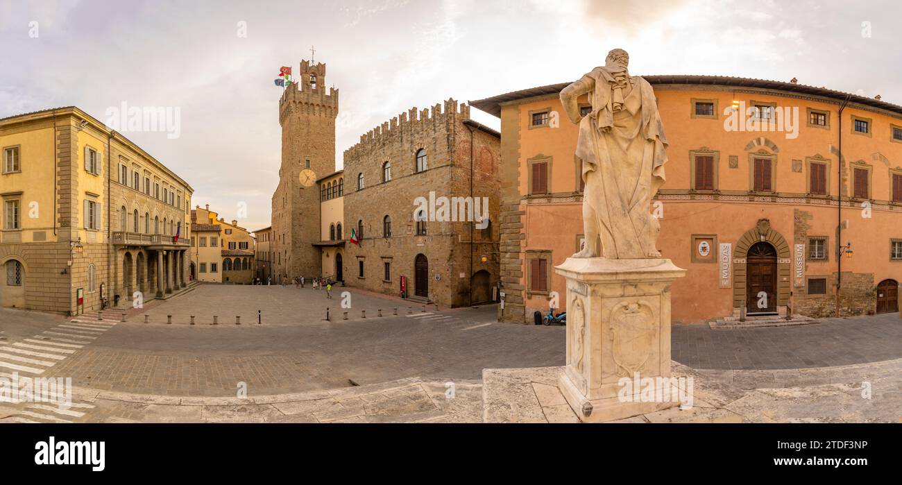 Blick auf den Palazzo dei priori von der Kathedrale von Arezzo, Arezzo, Provinz Arezzo, Toskana, Italien, Europa Stockfoto