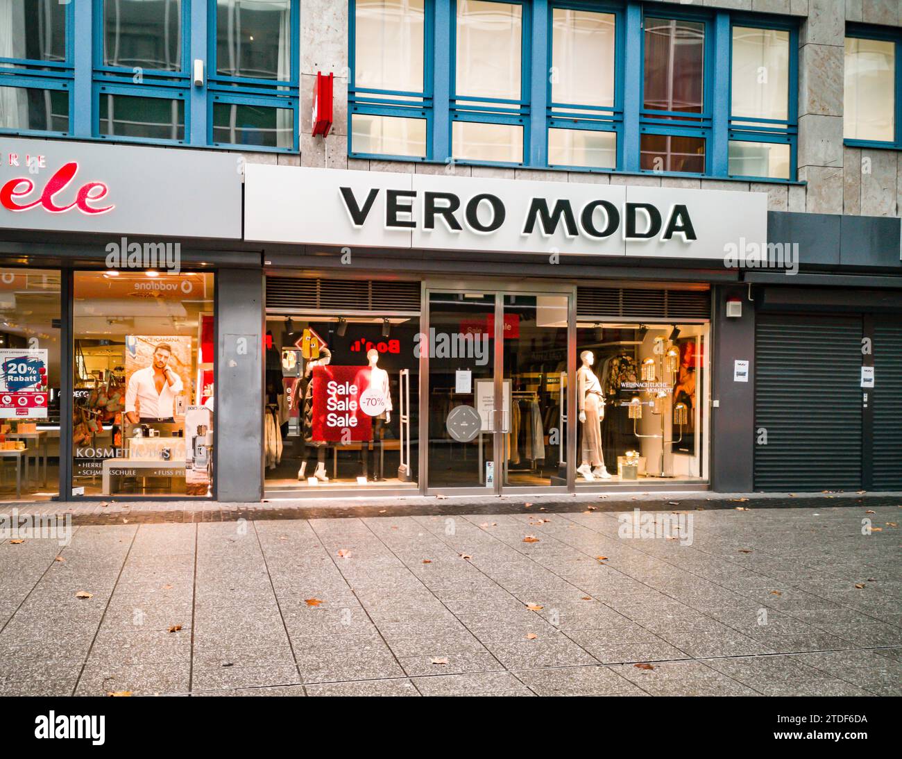 Koblenz, Deutschland - 19. Januar 2021: Leere Straße vor dem geschlossenen Modegeschäft Vero Moda Stockfoto