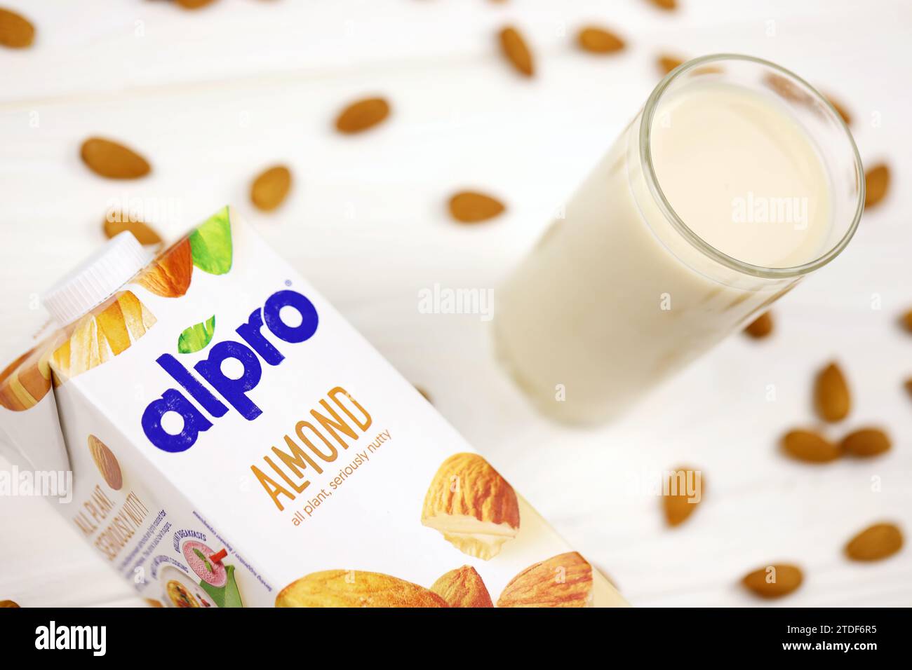 KHARKIV, UKRAINE - 2. JANUAR 2021 Alpro Mandel vegetarische Milchpackung, hergestellt von einem europäischen Unternehmen mit Sitz in Wevelgem, Belgien Stockfoto