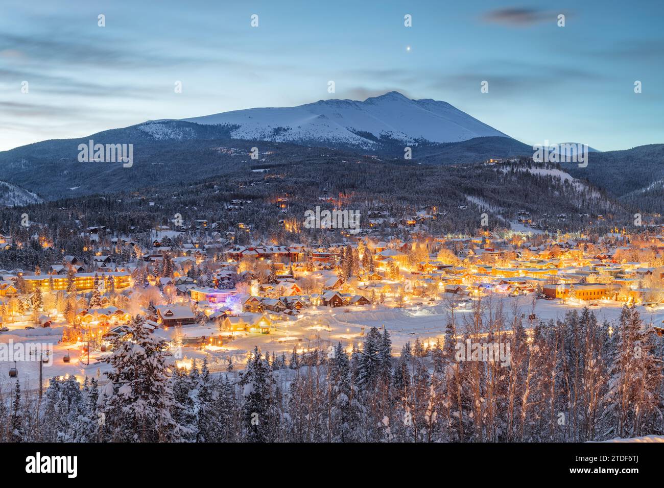 Breckenridge, Colorado, USA Stadt Skyline im Winter im Morgengrauen. Stockfoto