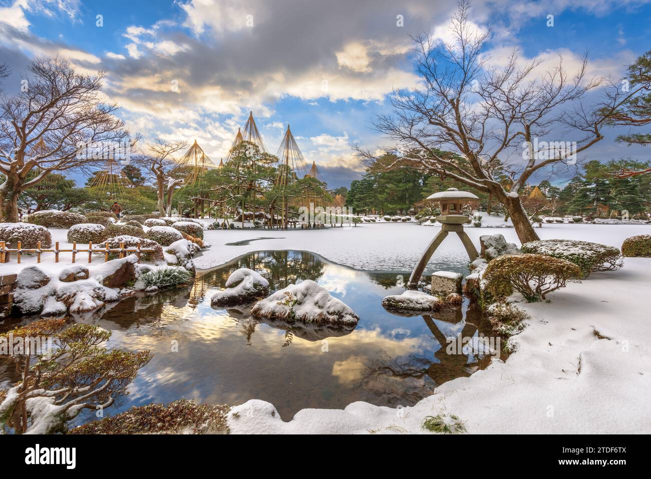 Kanazawa, Ishikawa, Japan Winter in den Kenrokuen Gardens am frühen Morgen. Stockfoto