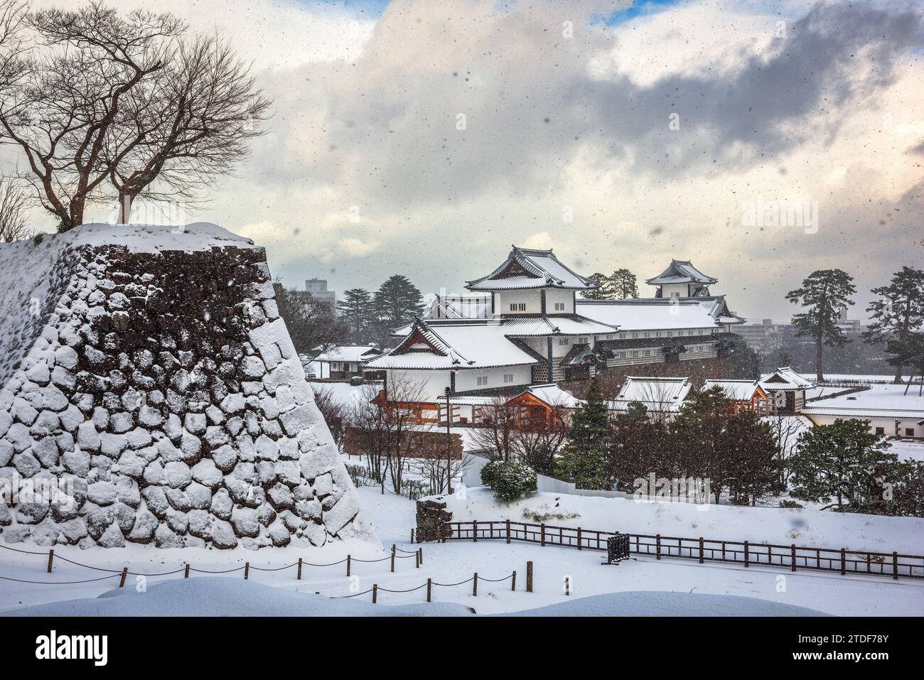 Kanazawa, Japan in Kanazawa Castle im Winter. Stockfoto
