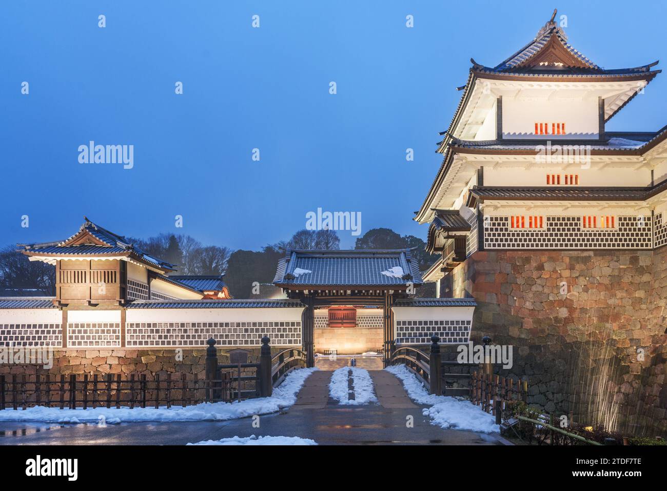 Kanazawa, Japan im Kanazawa Castle zur blauen Stunde im Winter. Stockfoto
