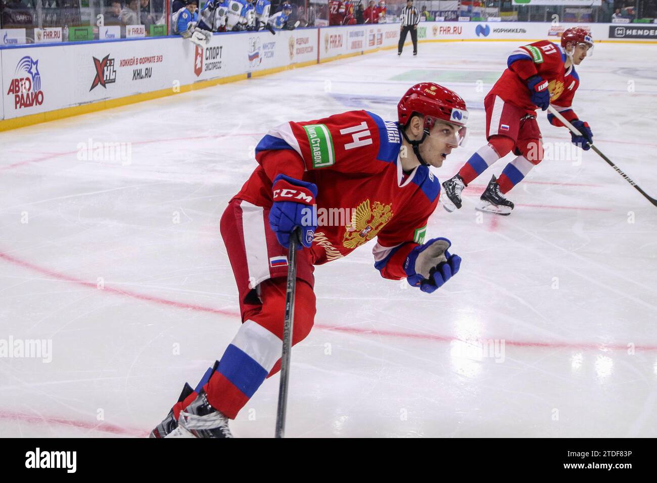 Sankt Petersburg, Russland. Dezember 2023. Russland 25-Nationalspieler Nikolai Polyakow (14), der während des Channel One Cup (Eishockey) zwischen Russland 25 und Kasachstan im Eissportpalast im Einsatz war. (Endpunktzahl; Russland 25 5:2 Kasachstan) Credit: SOPA Images Limited/Alamy Live News Stockfoto