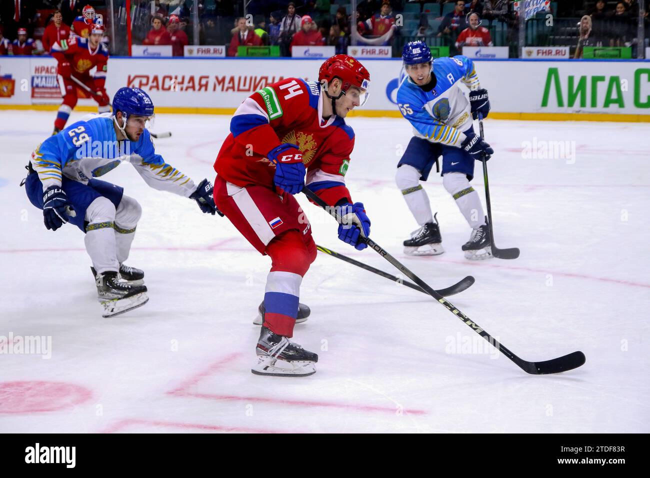 Sankt Petersburg, Russland. Dezember 2023. Russland 25-Nationalspieler Nikolai Polyakow (14), der während des Channel One Cup (Eishockey) zwischen Russland 25 und Kasachstan im Eissportpalast im Einsatz war. (Endpunktzahl; Russland 25 5:2 Kasachstan) Credit: SOPA Images Limited/Alamy Live News Stockfoto