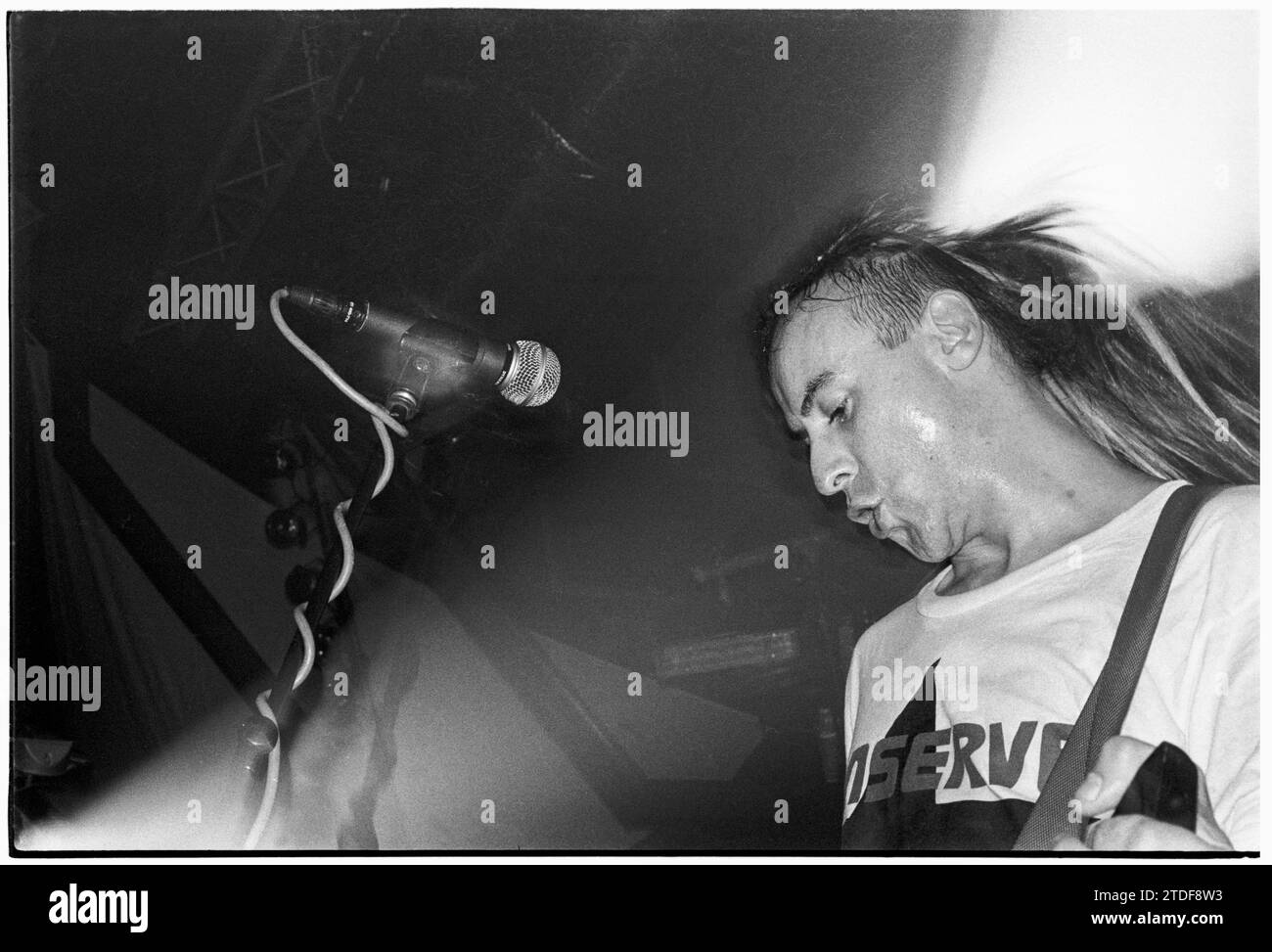 UTAH SAINTS, CARDIFF UNIVERSITY, 1993: Tim Garbutt von der Elctro-Pop-Band Utah Saints mit seiner berühmten Hairaube live am Cardiff University Terminal am 10. Juni 1993. Die Band tourte mit ihrem Debütalbum Utah Saints und Kate Bush Sampling-Single Something Good. Foto: Rob Watkins Stockfoto