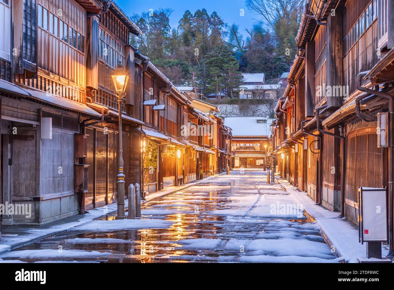 Kanazawa, japanische Straßenszene im Bezirk Higashichaya bei Sonnenaufgang. Stockfoto