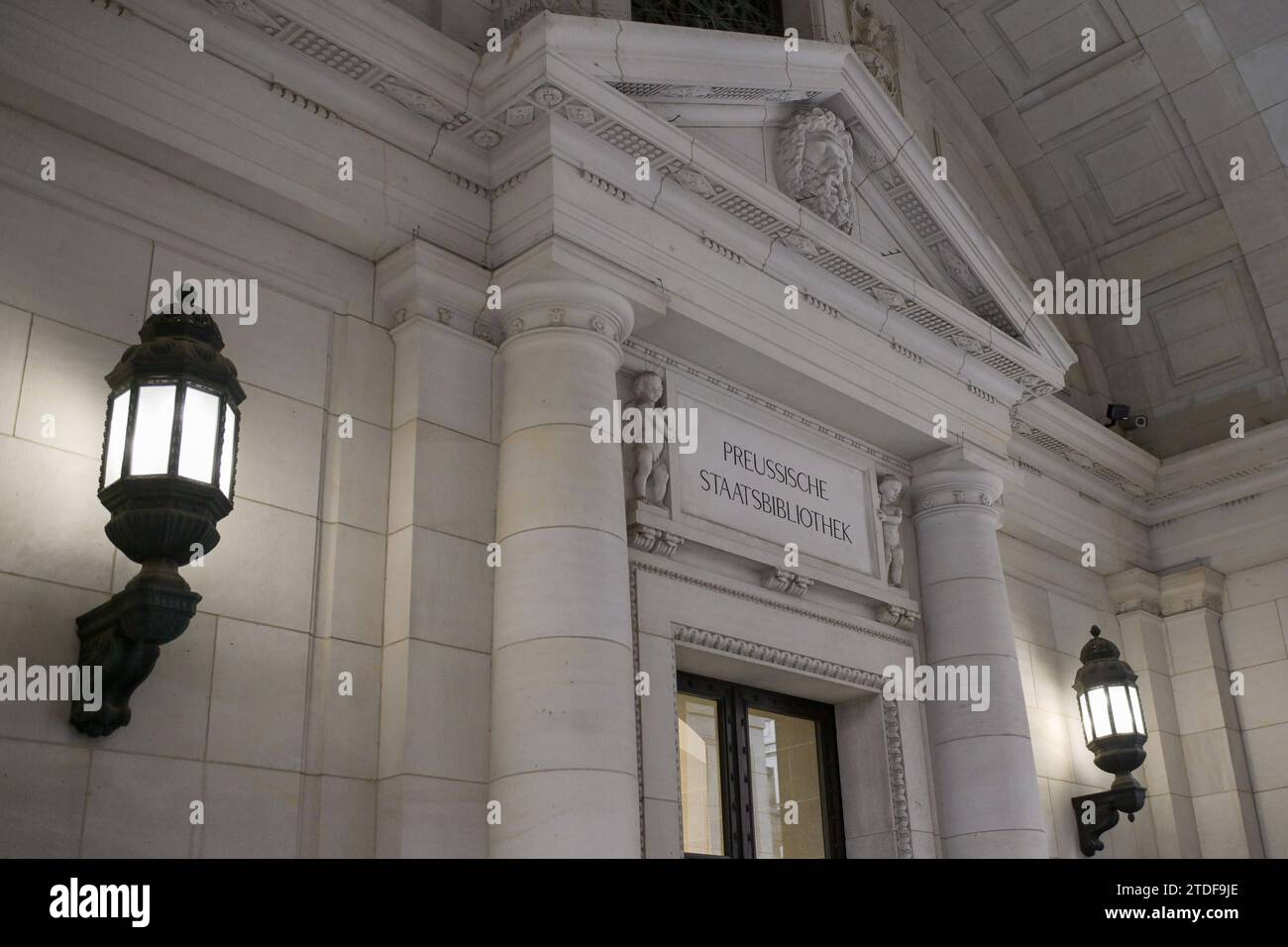 Berlin, Deutschland 18. Dezember 2023: Eingang der Staatsbibliothek zu Berlin im Haus unter den Linden, Schriftzug Preußische Staatsbibliothek *** Berlin, Deutschland 18. Dezember 2023 Eingang der Staatsbibliothek Berlin im Gebäude unter den Linden, Preußische Staatsbibliothek Schriftzug Copyright: XFotostandx/xReuhlx Stockfoto