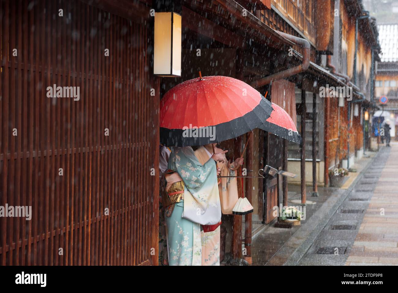 Kanazawa, Japan, im Winter im Bezirk Higashi Chaya. Stockfoto
