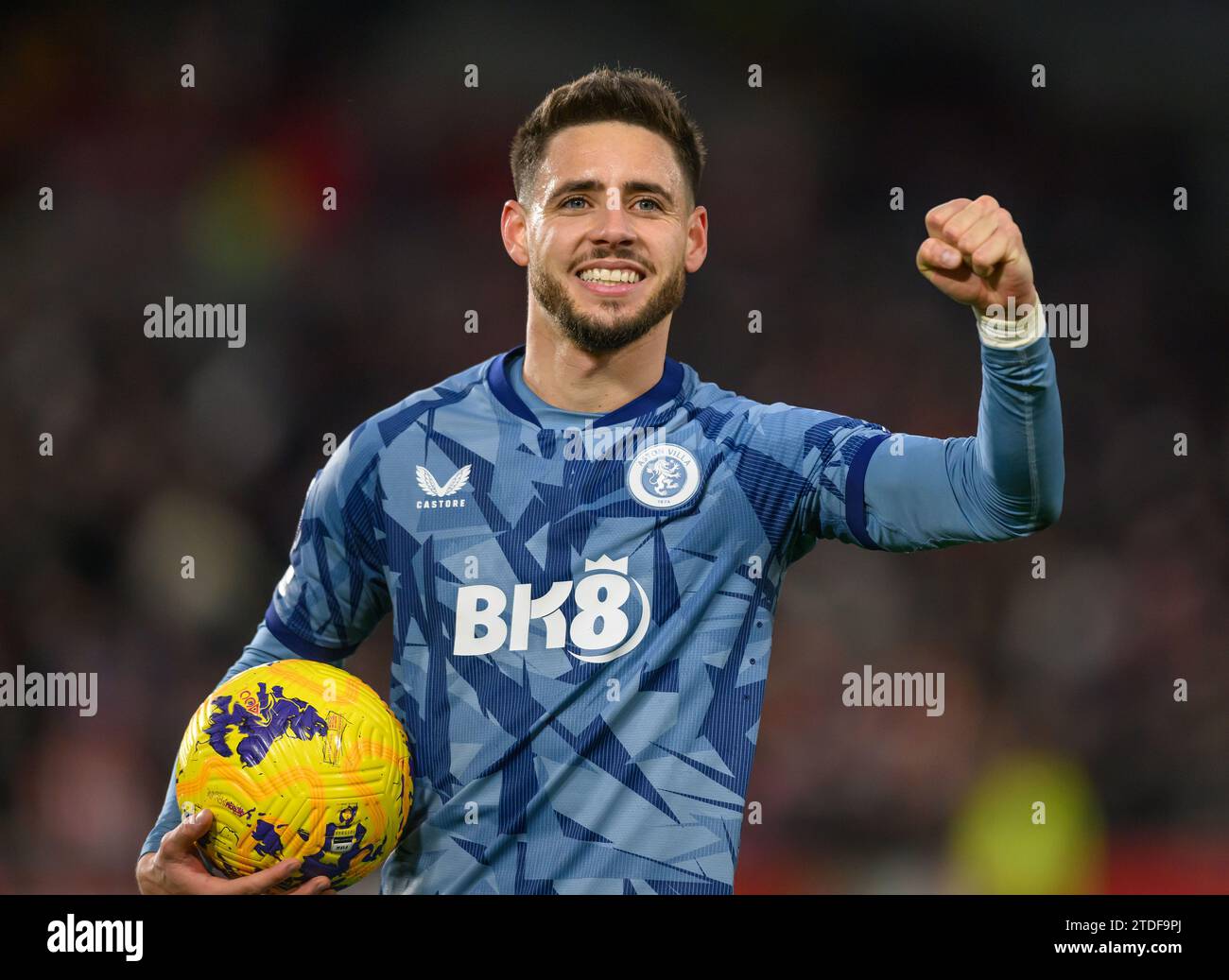 17. Dezember 2023 - Brentford gegen Aston Villa - Premier League - GTECH Stadium Alex Moreno von Aston Villa feiert den Sieg im Finale. Bild : Mark Pain / Alamy Live News Stockfoto