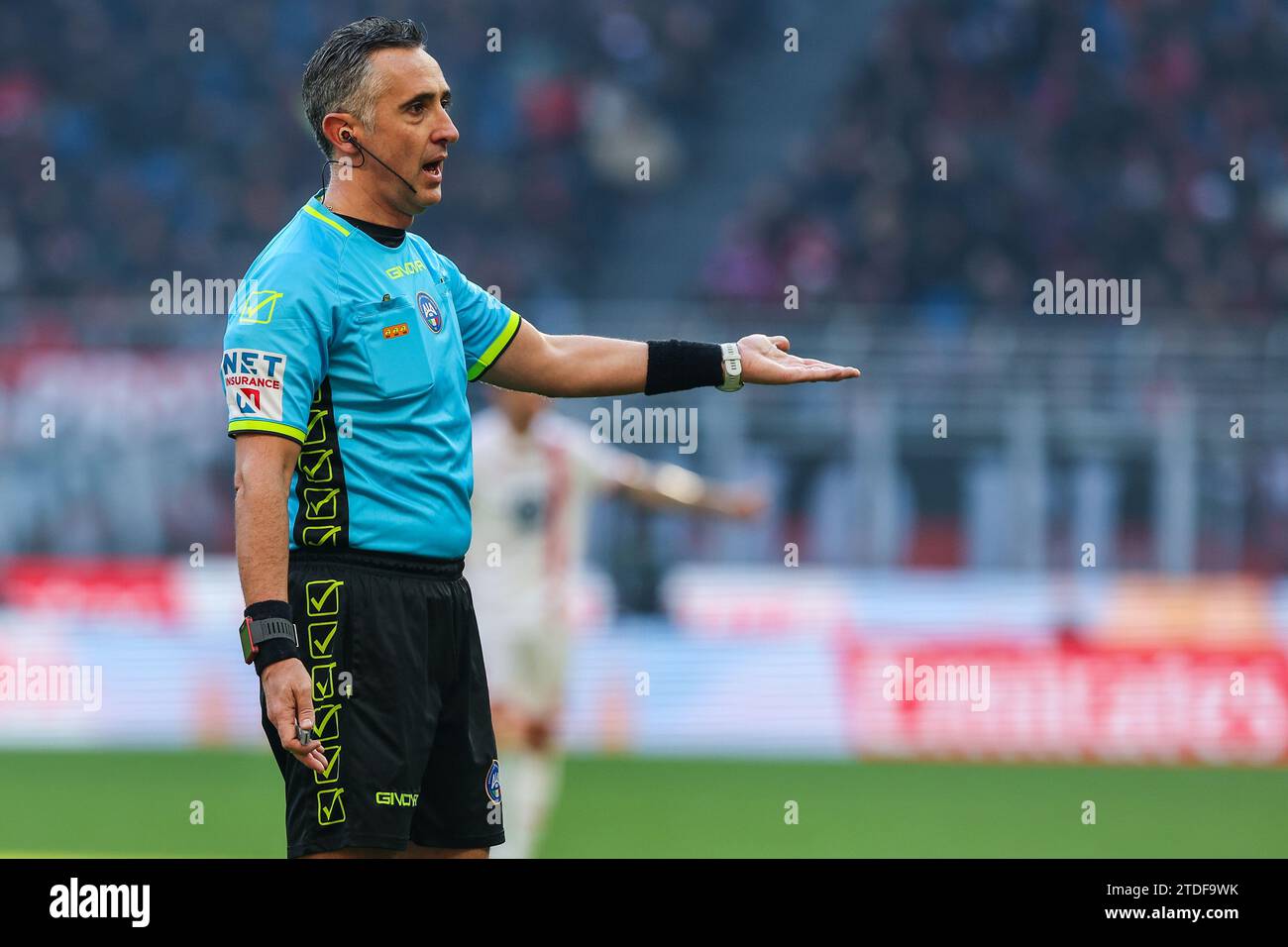 Mailand, Italien. Dezember 2023. Schiedsrichter Gianluca Aureliano wurde 2023/24 beim Fußballspiel der Serie A zwischen dem AC Milan und dem AC Monza im San Siro Stadion gesehen. FINAL SCOREMilan 3 | 0 Monza Credit: SOPA Images Limited/Alamy Live News Stockfoto