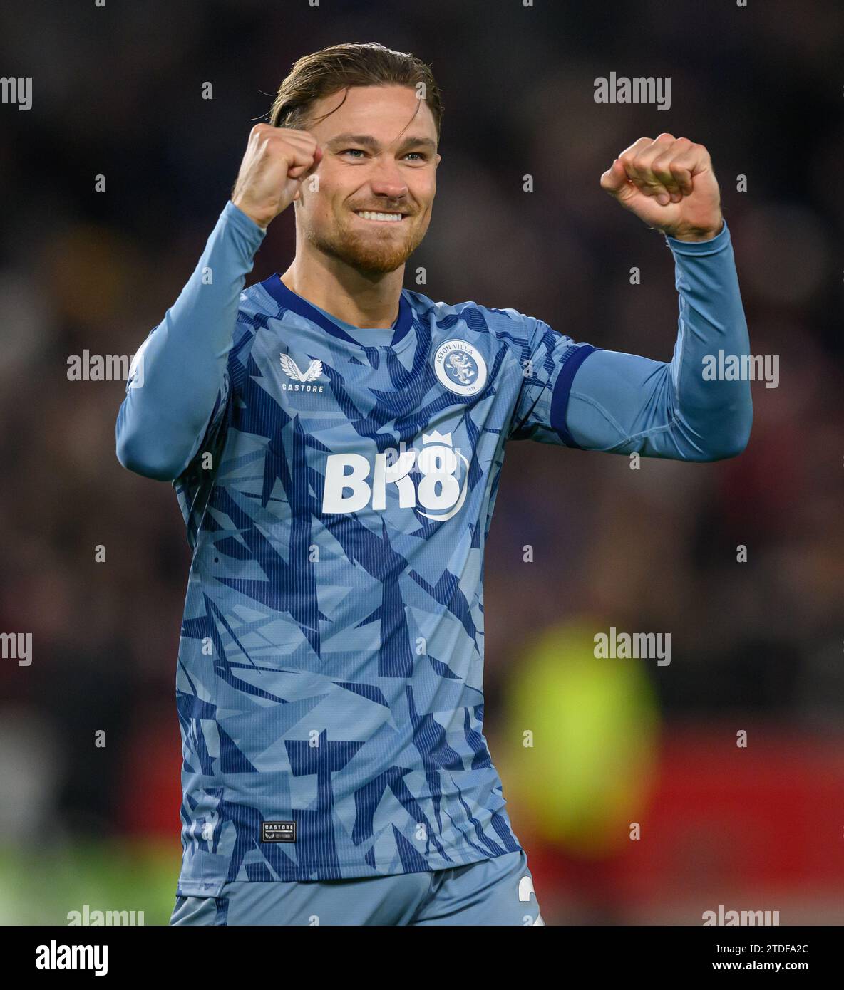 17. Dezember 2023 - Brentford gegen Aston Villa - Premier League - GTECH Stadium Matty Cash von Aston Villa feiert den Sieg im Finale. Bild : Mark Pain / Alamy Live News Stockfoto