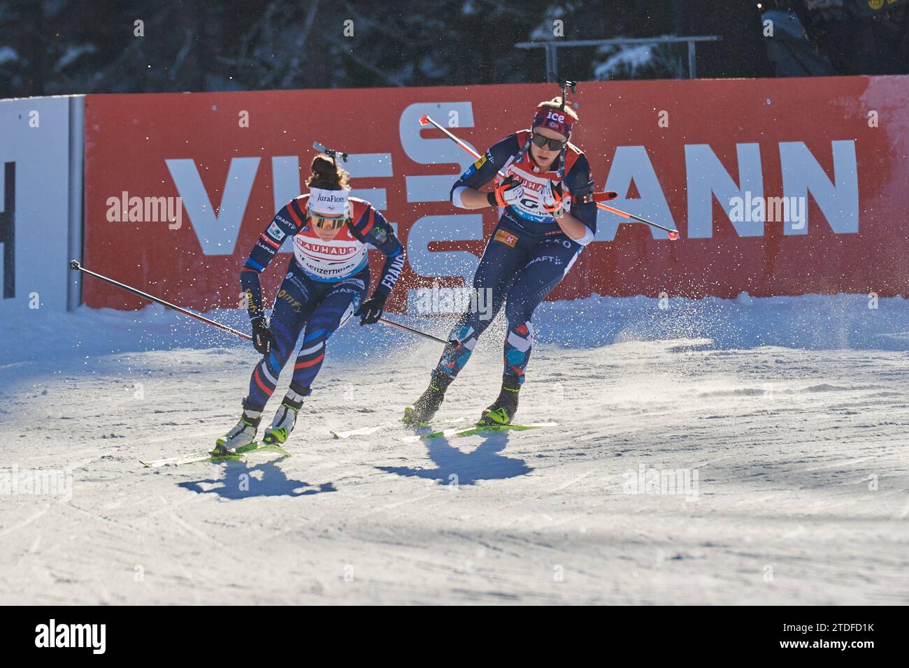 Lenzerheide, Schweiz, 17. Dezember 2023. Jeanmonnot Lou FRA verfolgt