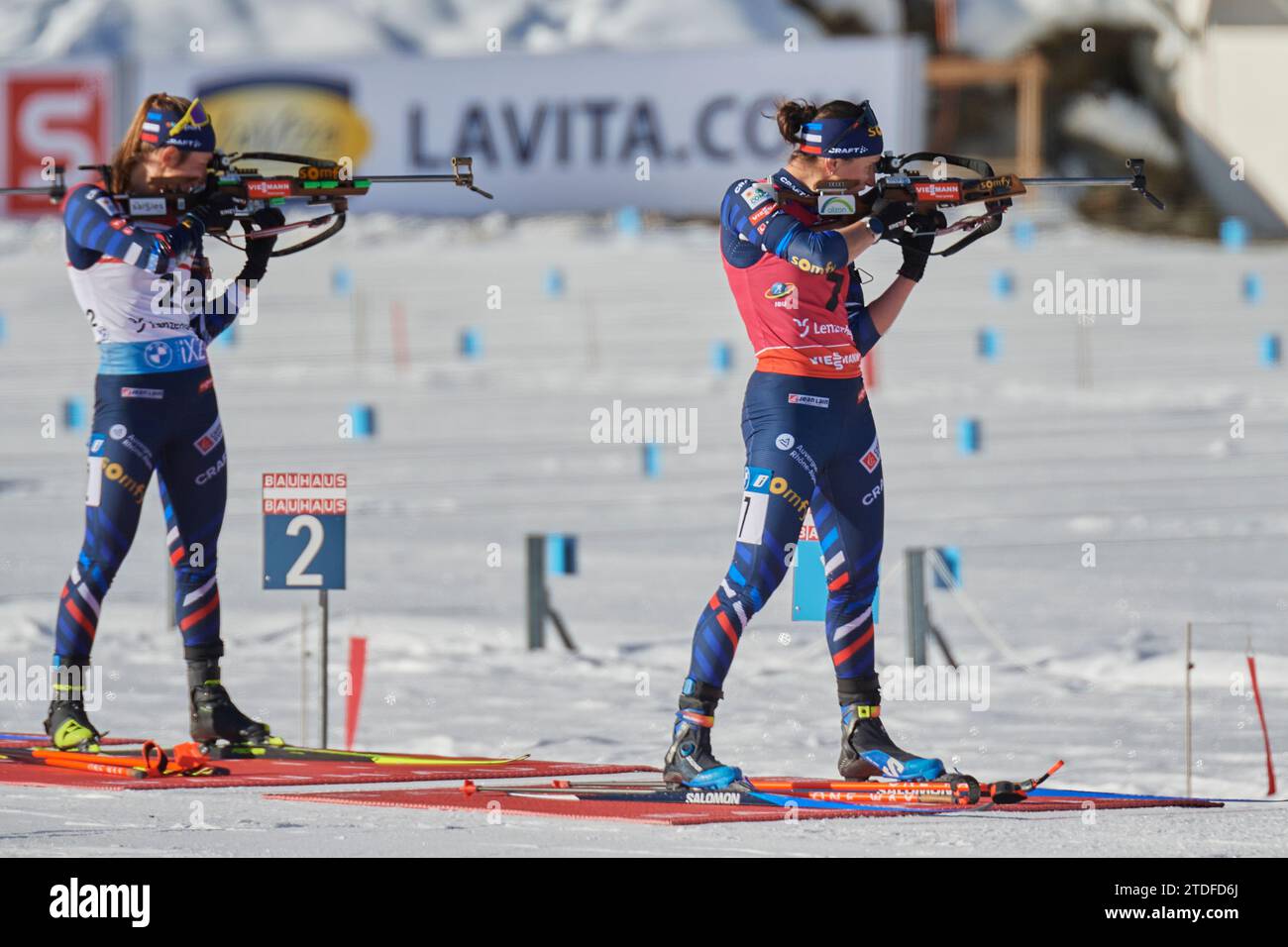 Lenzerheide, Schweiz, 17. Dezember 2023. Simon Julia FRA (rechts) und BraisazBouchet Justine
