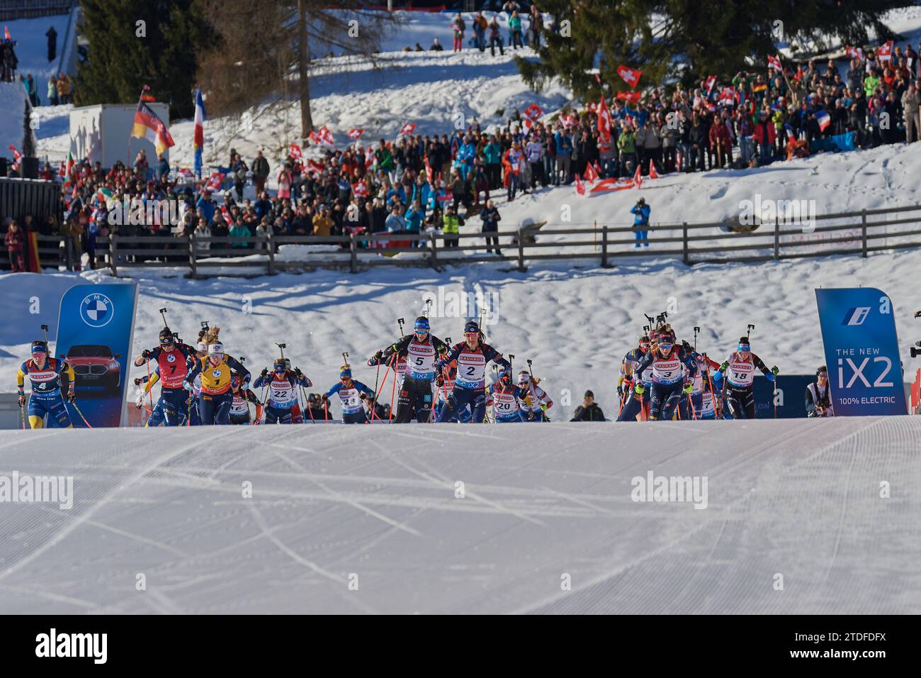 Lenzerheide, Schweiz, 17. Dezember 2023. Start zum 12,5 km Massenstart der Frauen am BMW IBU Weltcup Biathlon 2023 in Lenzerheide. Stockfoto