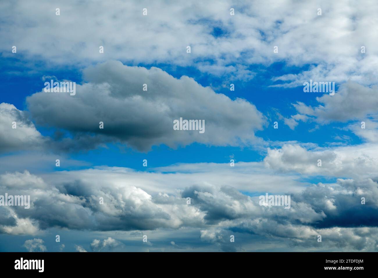 Bewölkter Himmel in der Nähe von Dunkerque, Frankreich Stockfoto