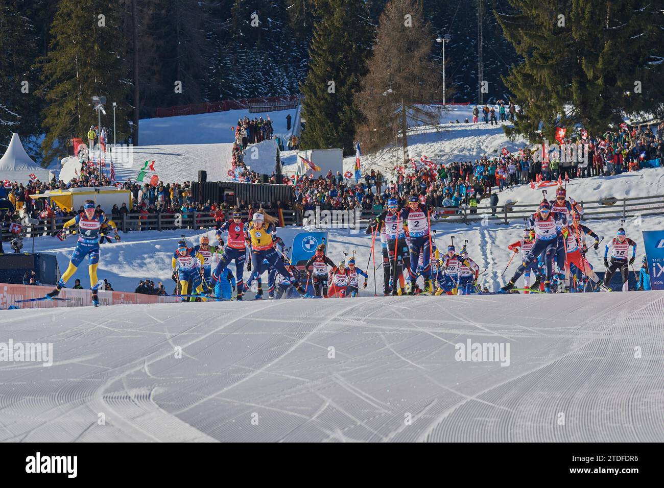 Lenzerheide, Schweiz, 17. Dezember 2023. 12,5 km von Massenstart der Frauen am BMW IBU Weltcup Biathlon 2023 in Lenzerheide. Stockfoto