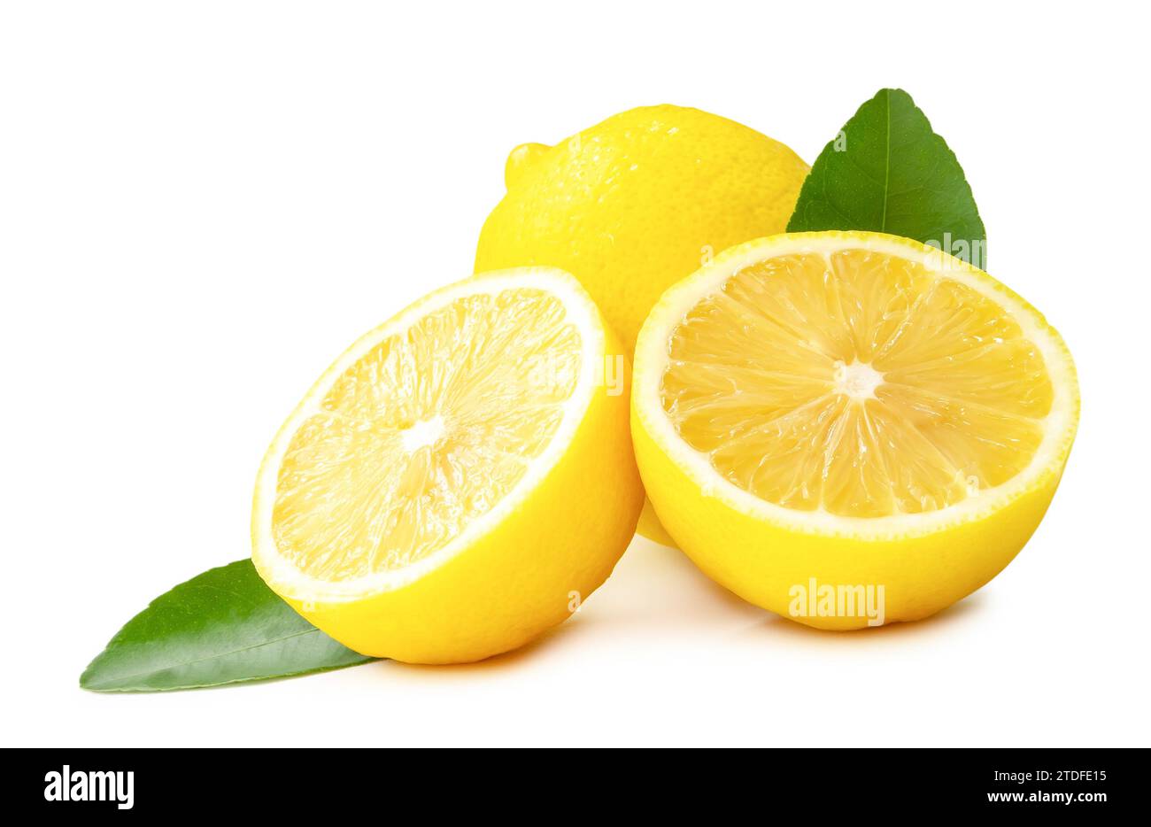 Die ganze frische gelbe Zitrone mit Hälften und Blättern im Stapel wird auf weißem Hintergrund mit Beschneidungspfad isoliert. Stockfoto
