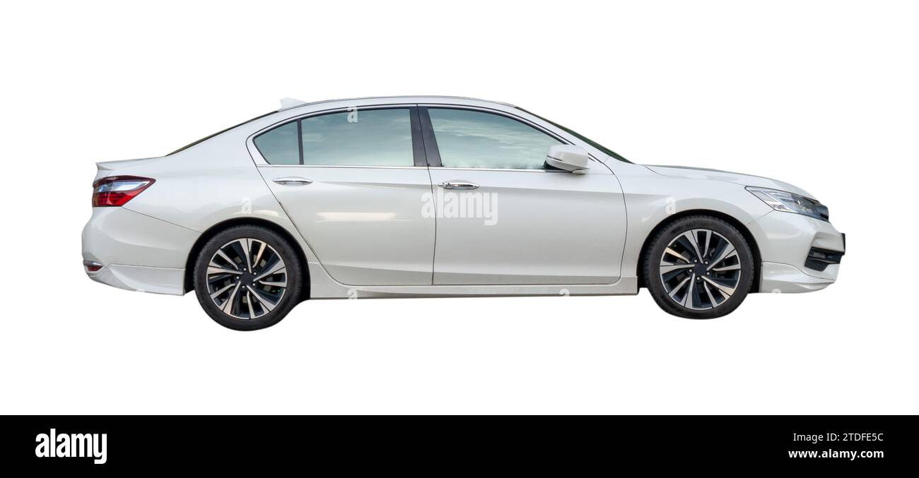 Luxuriöser weißer Sedan-Sportwagen ist isoliert auf weißem Hintergrund mit Beschneidungspfad. Stockfoto