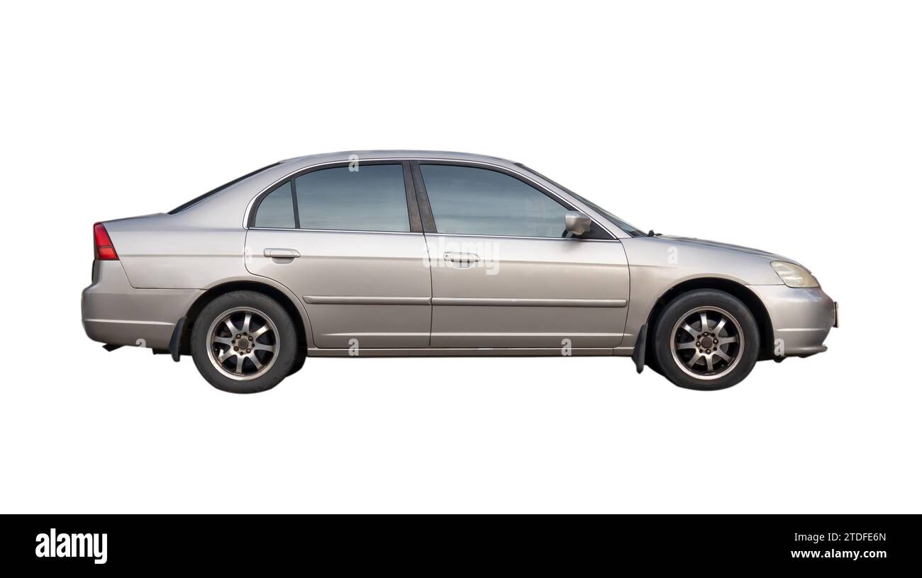 Alte graue Sedan-Sportwagen ist isoliert auf weißem Hintergrund mit Beschneidungspfad. Stockfoto