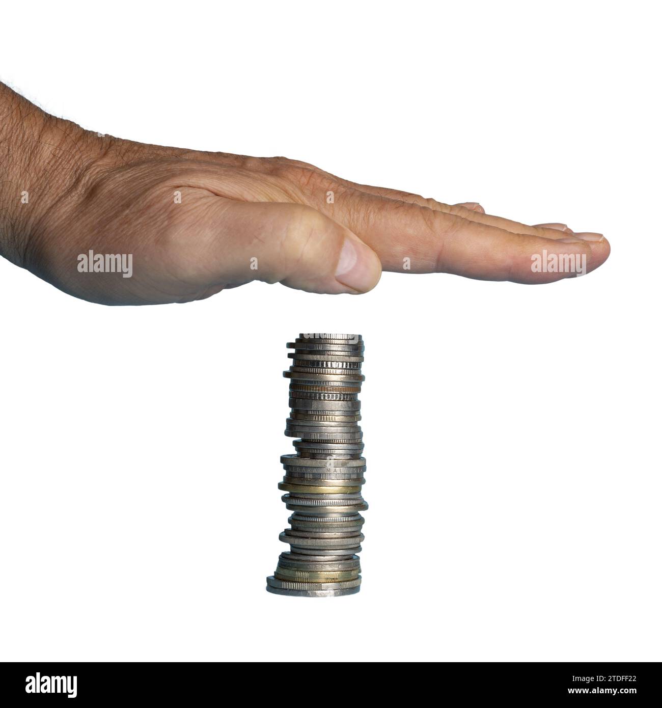 Eine Hand über einen schwebenden Stapel Münzen. Im Begriff des Schutzes vor dem Verlust des Währungswerts infolge der Inflation Stockfoto