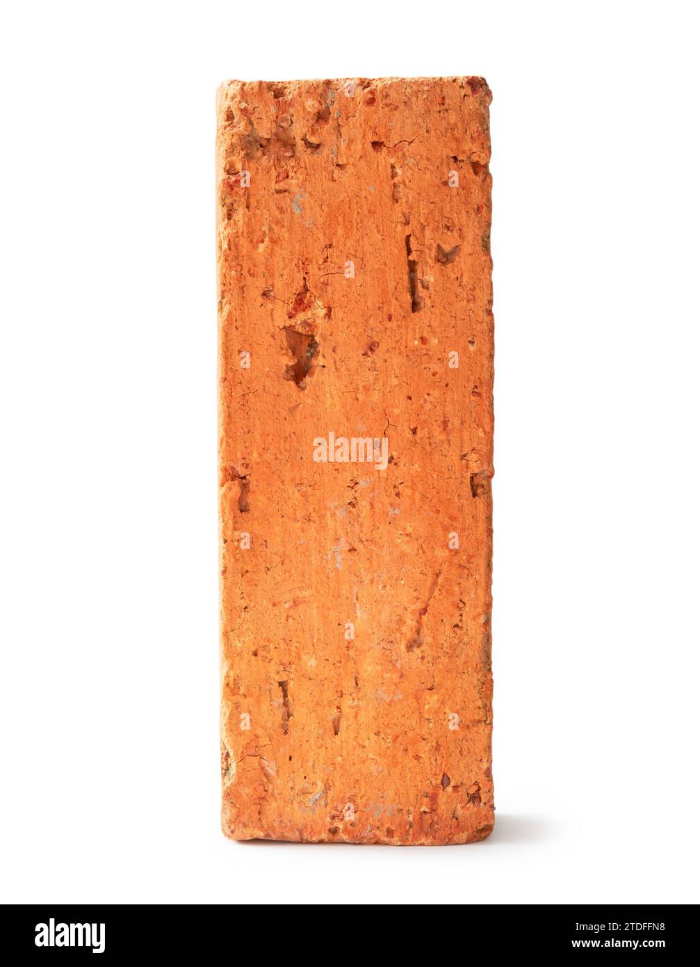 Einzelner gerissener alter roter oder oranger Stein ist isoliert auf weißem Hintergrund mit Beschneidungspfad. Stockfoto