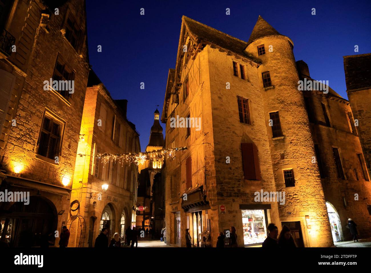 Die mittelalterliche Stadt Sarlat im Périgord Noir vor den Feierlichkeiten zum Jahresende zu Weihnachten und Neujahr. Architektur, Erbe, Geschichte und Stockfoto