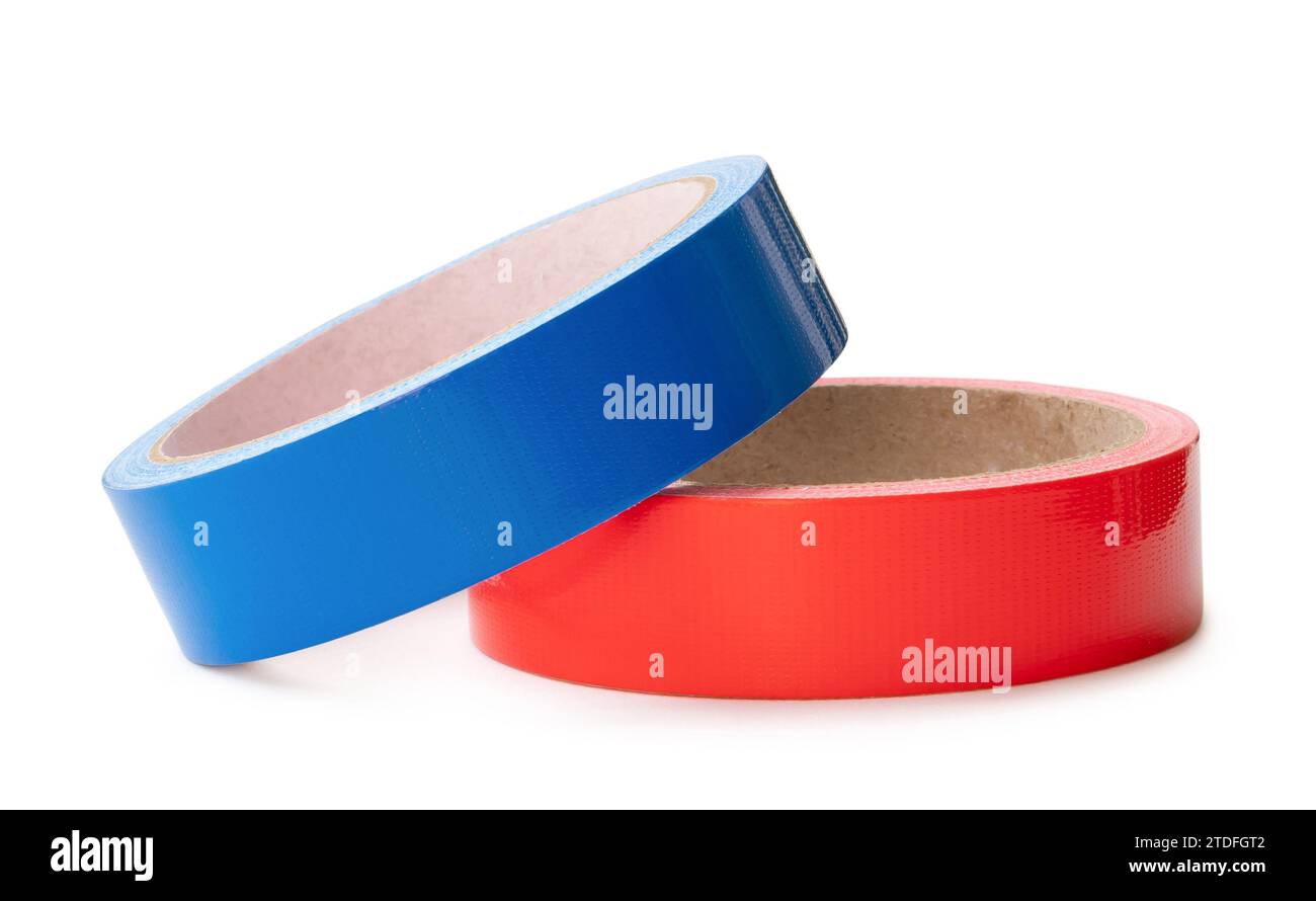 Blaues und rotes Vinyl-Klebeband im Stapel sind auf weißem Hintergrund mit Beschneidungspfad isoliert. Stockfoto
