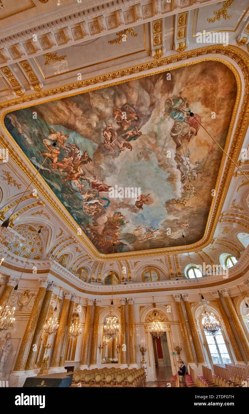 Die Entflechtung der Chaos-Plafond-Malerei, die nach der Zerstörung durch deutsche Truppen im 2. Weltkrieg an der Decke des Großen Versammlungssaals auf dem Königsschloss in Warschau, Polen, entstanden war Stockfoto