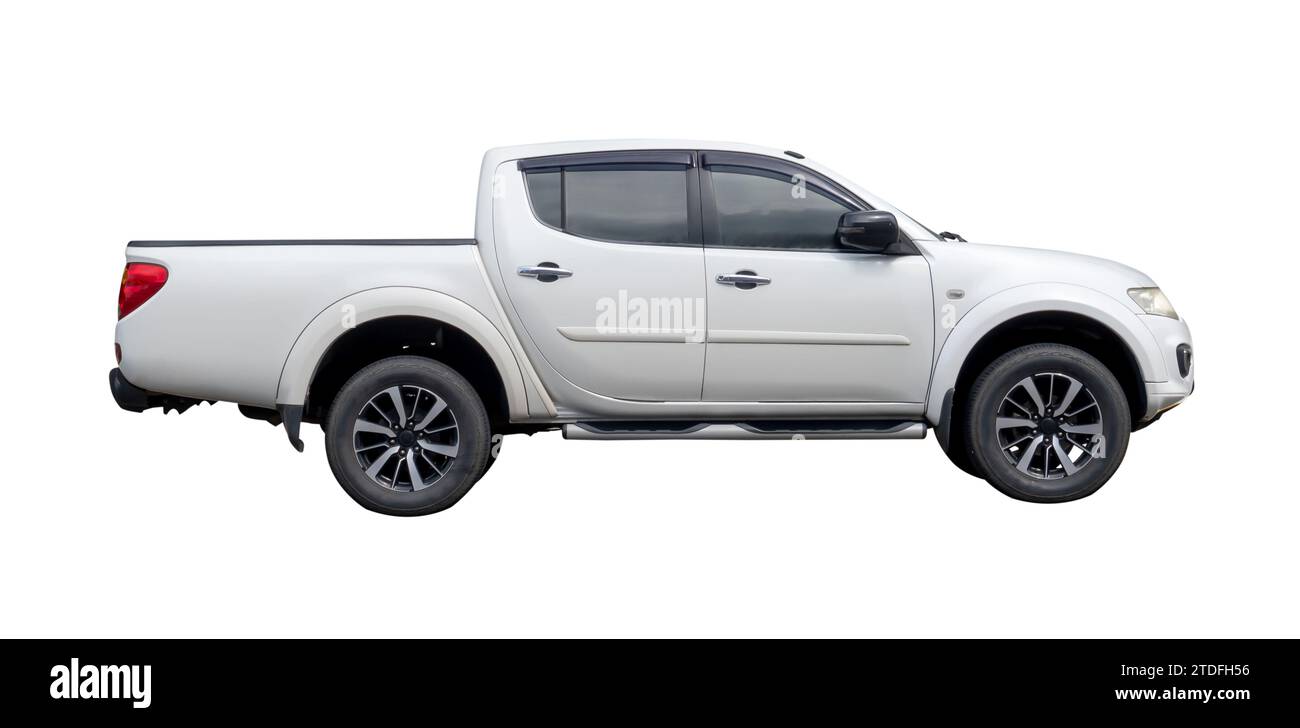 Der luxuriöse weiße Pickup-Truck ist auf weißem Hintergrund mit dem Beschneidungspfad isoliert. Stockfoto