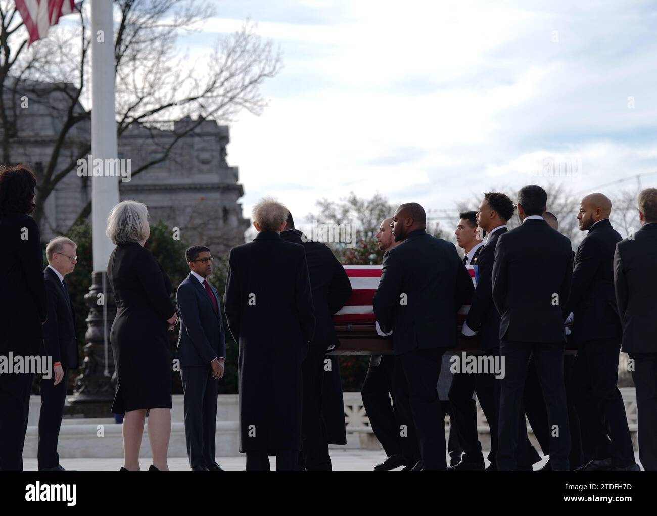 Washington, Usa. Dezember 2023. Der mit Fahnen überzogene Sarg des pensionierten Richters des Obersten Gerichtshofs Sandra Day O’Connor trifft am Montag, den 18. Dezember 2023, am Obersten Gerichtshof in Washington DC ein. O’Connor, die erste Frau, die am höchsten Gericht des Landes diente, starb am 1. Dezember im Alter von 93 Jahren. Foto: Bonnie Cash/UPI Credit: UPI/Alamy Live News Stockfoto