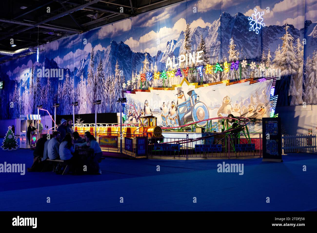 Fahrt mit dem alpinen Zug auf dem Kingdom of Winter Christmas Market im Excel Centre, London, England Stockfoto