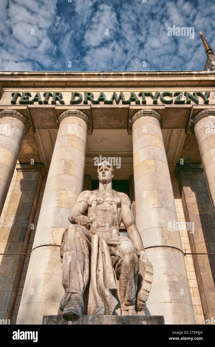 Statue des heldenhaften Arbeiters im sozialistisch-realistischen Stil im dramatischen Theater im Kulturpalast, ein Symbol der sowjetischen Herrschaft in der Vergangenheit, in Warschau, Polen Stockfoto