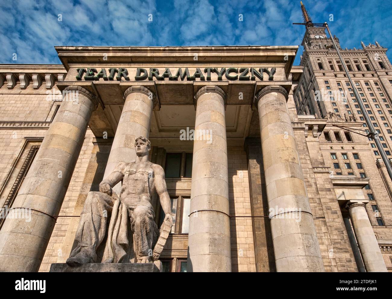 Statue des heldenhaften Arbeiters im sozialistisch-realistischen Stil im dramatischen Theater im Kulturpalast, ein Symbol der sowjetischen Herrschaft in der Vergangenheit, in Warschau, Polen Stockfoto