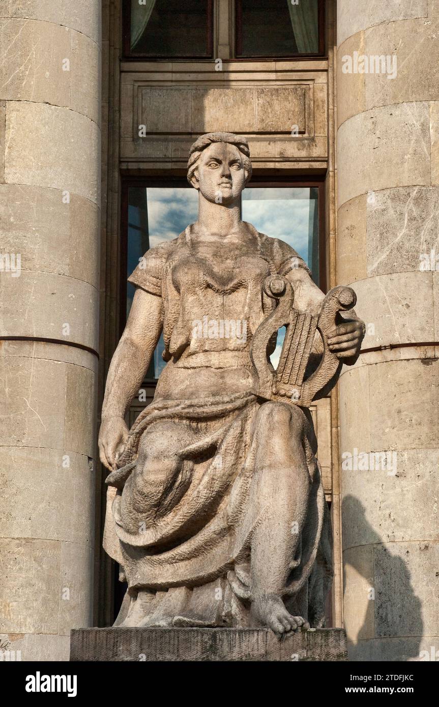 Statue der heldenhaften Muse im sozialistisch-realistischen Stil im Palast der Kultur und Wissenschaft, ein Symbol der sowjetischen Herrschaft in der Vergangenheit, in Warschau, Polen Stockfoto