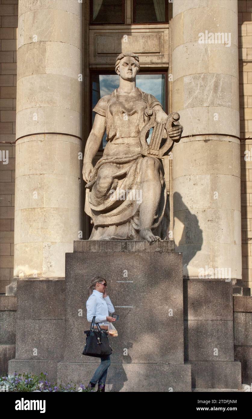 Statue der heldenhaften Muse im sozialistisch-realistischen Stil im Palast der Kultur und Wissenschaft, ein Symbol der sowjetischen Herrschaft in der Vergangenheit, in Warschau, Polen Stockfoto