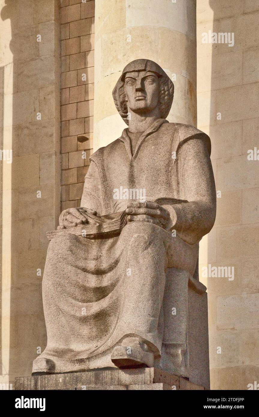 Kopernikus-Statue im sozialistisch-realistischen Stil im Palast für Kultur und Wissenschaft, ein Symbol der sowjetischen Herrschaft in der Vergangenheit, in Warschau, Polen Stockfoto