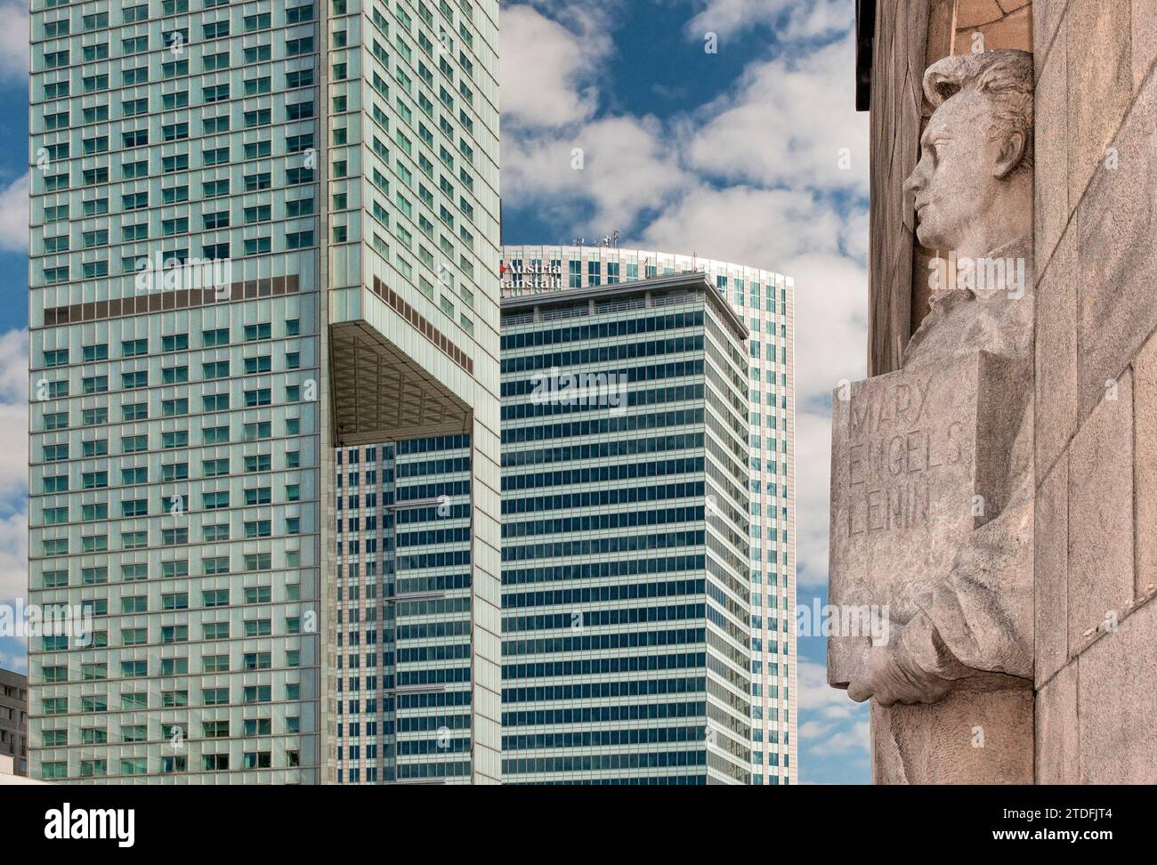 Ironischer Blick auf kommunistische Vergangenheit und kapitalistische Gegenwart: Statue des heldenhaften Arbeiters im Kulturpalast und in modernen Wolkenkratzern in Warschau, Polen Stockfoto
