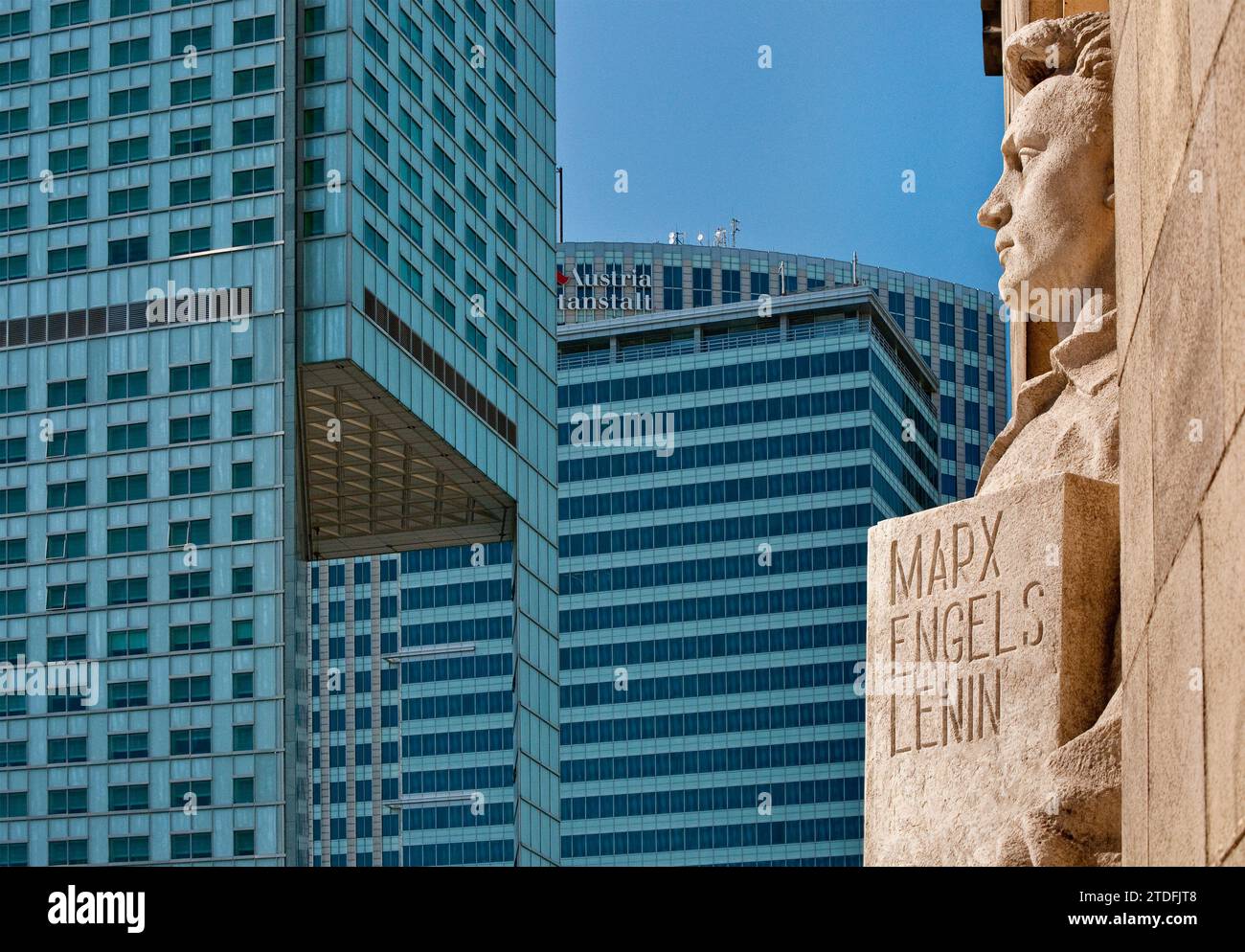 Ironischer Blick auf kommunistische Vergangenheit und kapitalistische Gegenwart: Statue des heldenhaften Arbeiters im Kulturpalast und in modernen Wolkenkratzern in Warschau, Polen Stockfoto
