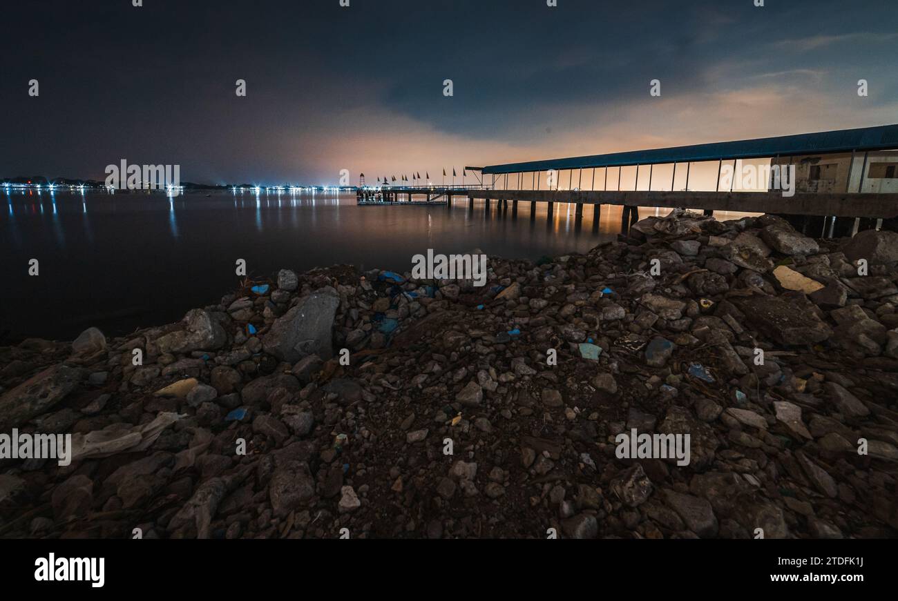 Cavite City Port bei Nacht Stockfoto