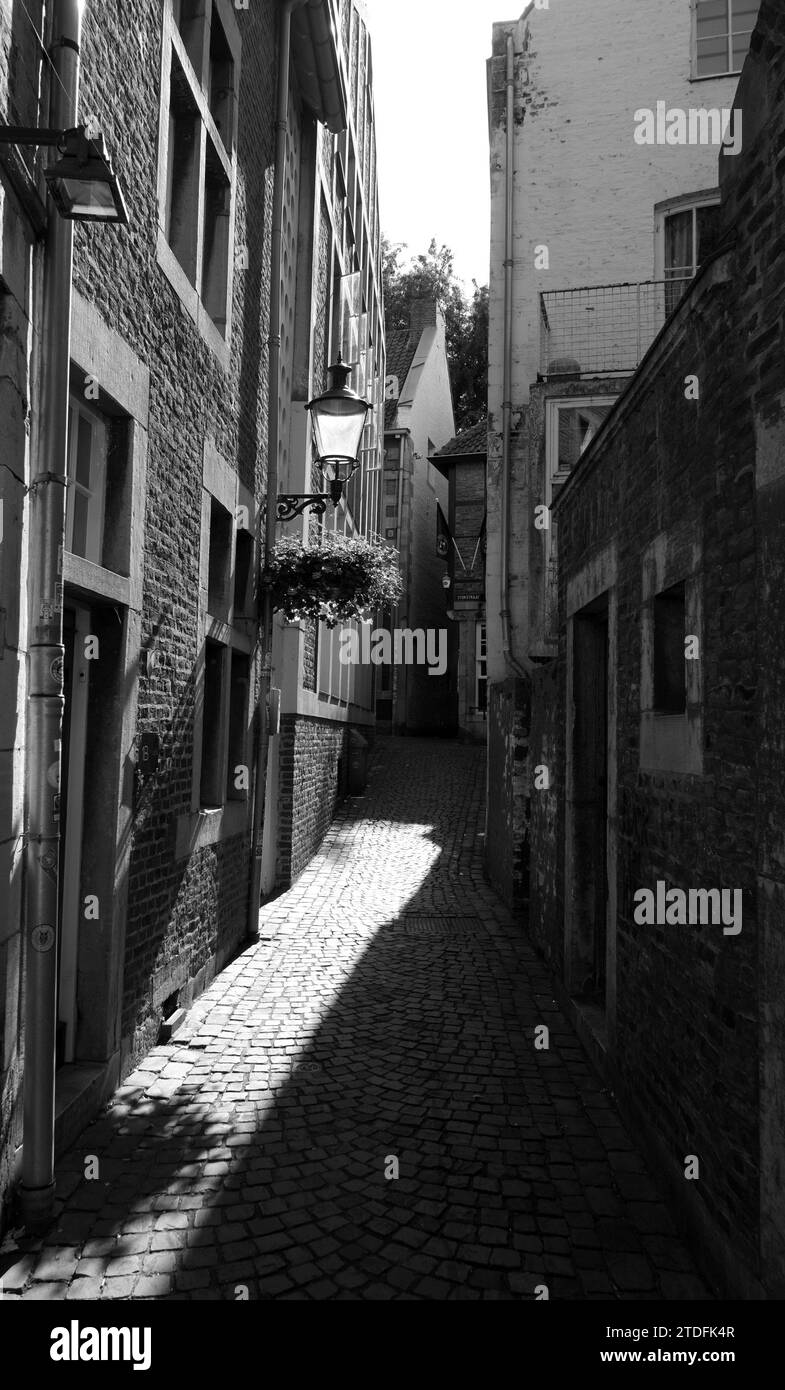 Wunderschöne Stadthäuser in einer gepflasterten Gasse Stockfoto