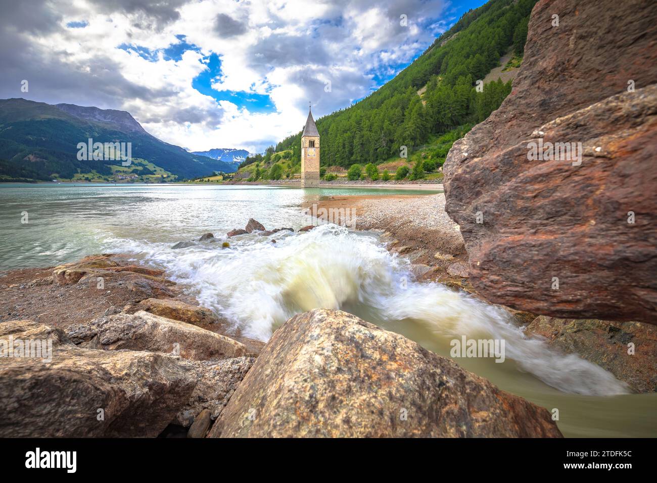 Untergetaucht Glockenturm von Graun Vinschgau oder Graun im Vinschgau am Reschensee Landschaftsansicht, Südtirol Region Italien Stockfoto