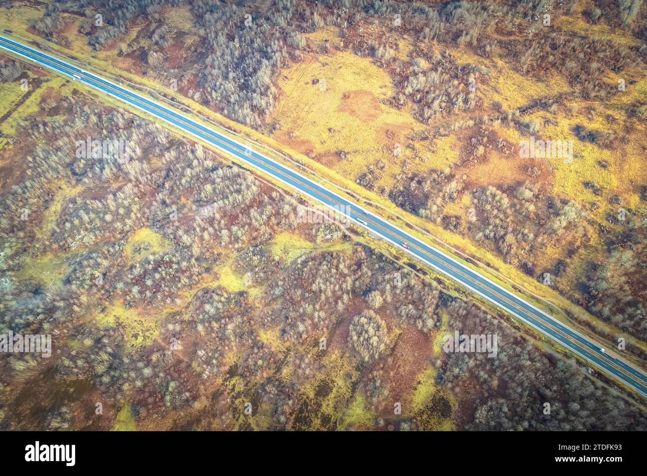 Autobahn A1 durch die Region Lika in Kroatien aus der Vogelperspektive, malerisches Kroatien Stockfoto