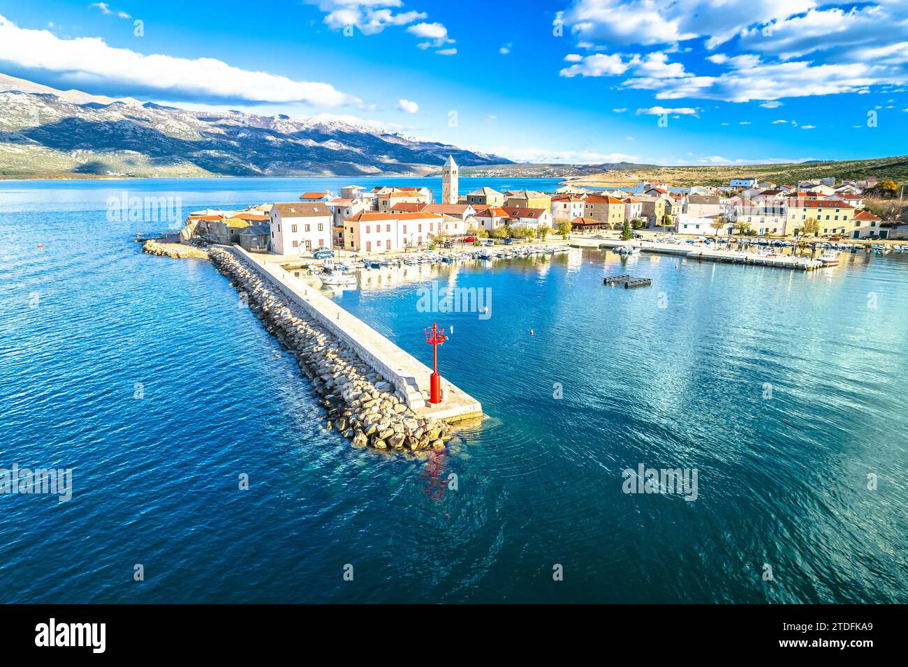 Stadt Vinjerac in der Bucht von Velebit aus der Vogelperspektive, Dalmatien-Archipel in Kroatien Stockfoto